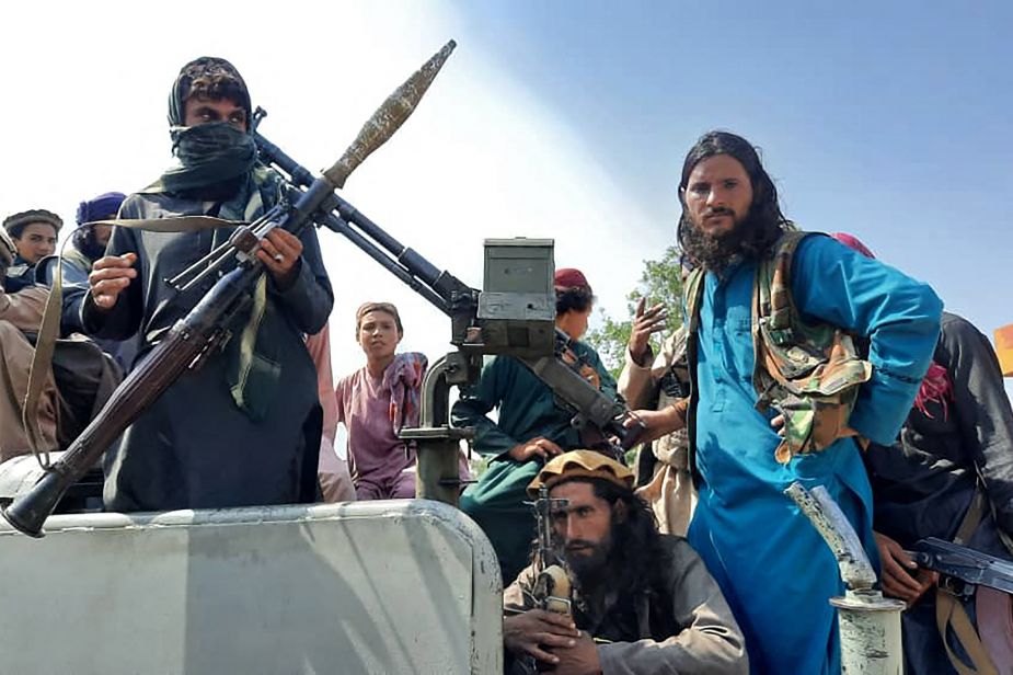 Talibanes apostados sobre un vehículo en la provincia de Laghman. Foto: AFP.-