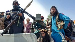Afganistán: solo operan aviones militares en el aeropuerto de Kabul tras toma de poder talibán