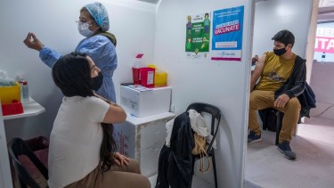 Durante el fin de semana largo, funcionó el equipo móvil de la campaña provincial Buenos Aires Vacunate. Foto: Agencia Télam. 