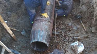 A poco de empezar a reparar el ducto con la llegada de la pieza para unir las cañerías. Foto: Gentileza
