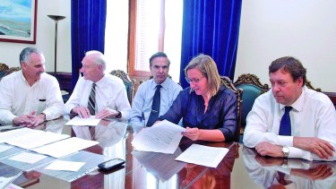Enero de 2014. Firma de convenios en el Senado para la construcción de viviendas en Bariloche. Foto: archivo.