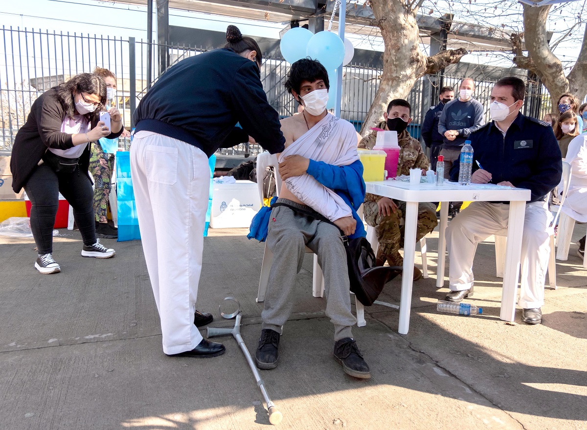 Mientras sigue la lucha contra el covid - 19 en medio de la pandemia, avanza la campaña de vacunación - Foto: Agencia Télam. 