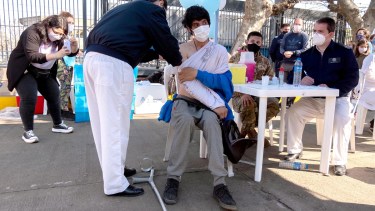 Mientras sigue la lucha contra el covid - 19 en medio de la pandemia, avanza la campaña de vacunación - Foto: Agencia Télam. 