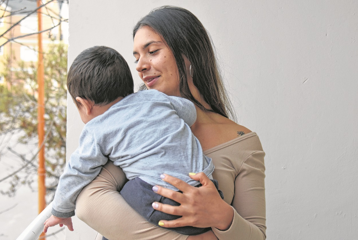 Sofía junto a su hijo, Samuel. Foto: Florencia Salto.