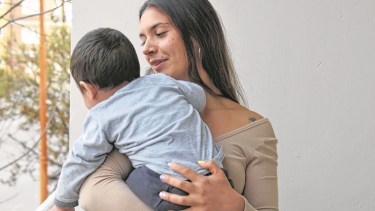 Sofía junto a su hijo, Samuel. Foto: Florencia Salto.