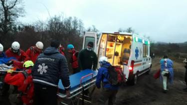 El momento que los rescatistas llegaron con la mujer accidentada a la base del cerro.