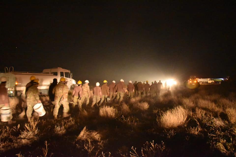 El viento complejizó las tareas de los bomberos en Zapala. Foto: Gentileza Facebook Carlos Koopmann