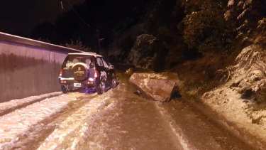 La caída de piedras cerró el tránsito en la calle que conduce al cerro Chapelco. (gentileza)