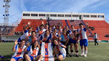 Entraron en sintonía y terminaron goleando en el clásico roquense. Fue 5 a 1 y merecido festejo. Foto gentileza 