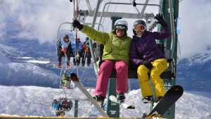 La nieve permitió abrir más parques y empuja a los turistas a la Cordillera