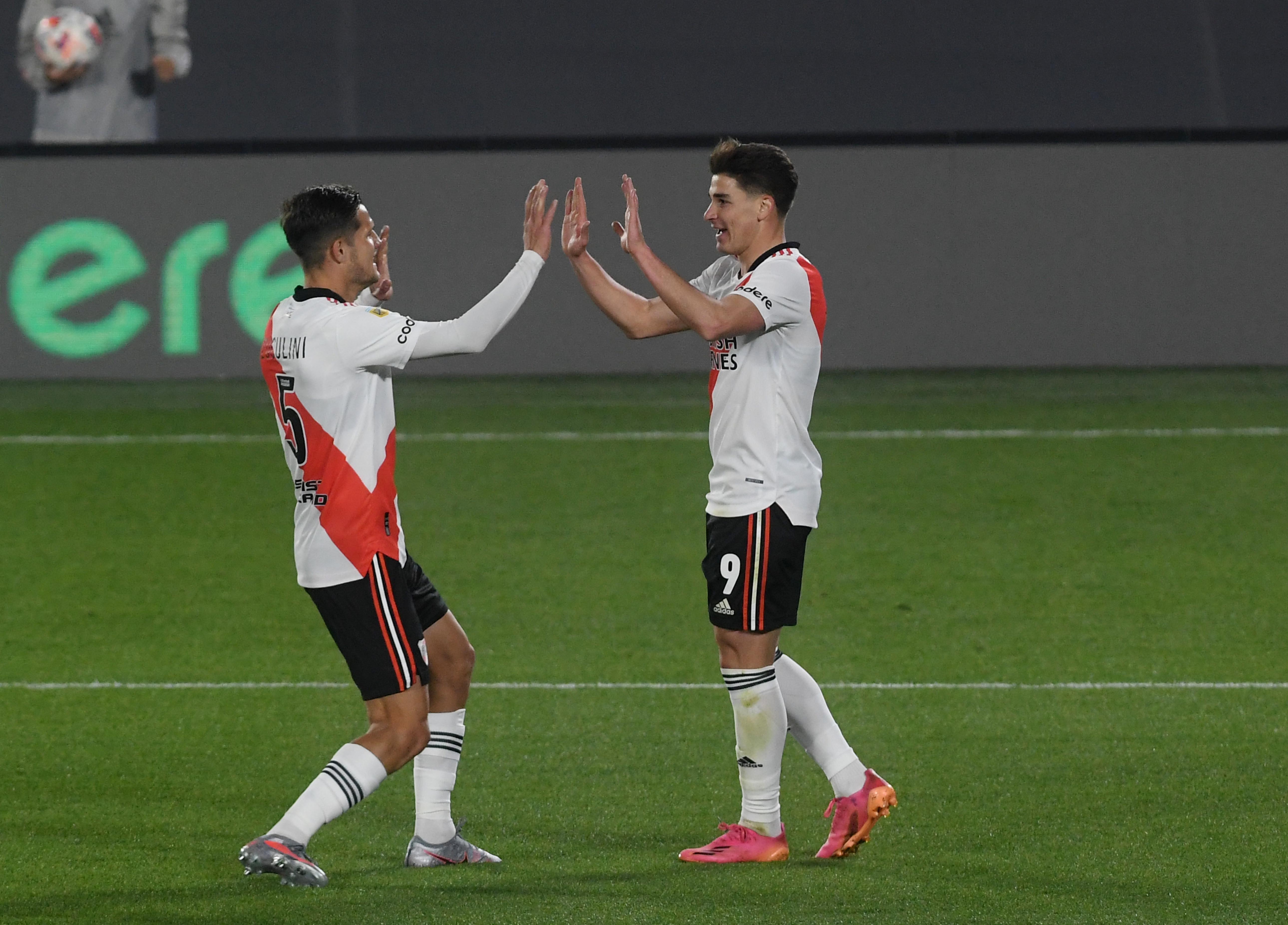 Álvarez festeja el primer gol con Zuculini. River volvió al triunfo y quiere pelear el campeonato. Fotos: Télam  