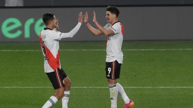 Álvarez festeja el primer gol con Zuculini. River volvió al triunfo y quiere pelear el campeonato. Fotos: Télam  