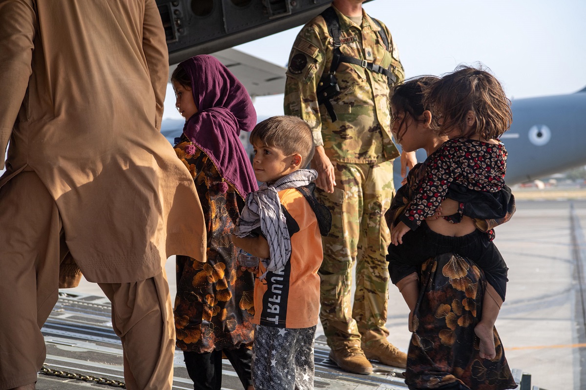 Los vuelos de evacuación de Afganistán se reanudaron hoy con renovada urgencia - Agencia AFP.