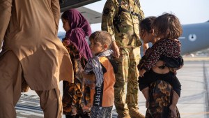 Afganistán: aceleran evacuaciones pese al temor por más ataques