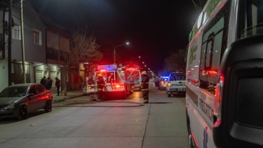 El incendio se origino en un complejo de departamentos de calle Tres Arroyos, entre España y Maipú. Foto gentileza