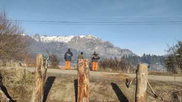 Los postes impiden el acceso de vehículos al mallín. Foto: gentileza