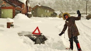 Esther es española  y aquí posa para un clic inolvidable junto a un auto tapado por la nieve con una baliza. "La nieve se hizo esperar en Caviahue. Pero mira lo que es esto ahora..." Foto: De la Patagonia al mundo.  