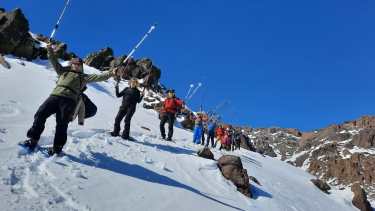En la zona, se hacen caminatas con raquetas de nieve y senderismo. Fotos gentileza de Domuyo 4709 espíritu libre, prestadores de la actividad. 