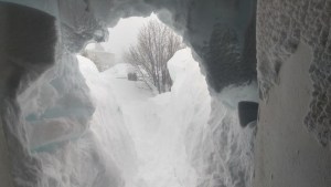 Caviahue bajo nieve: Gustavo es enfermero y cavó un túnel para salir de su casa e ir a trabajar