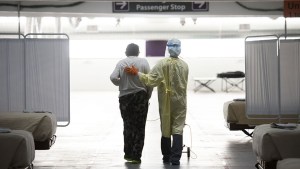 EE. UU. se cuestiona su estrategia contra el coronavirus y teme por la variante Lambda