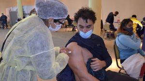 La UIA propuso una polémica medida para los trabajadores que no quieran vacunarse contra el coronavirus