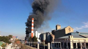 La bocanada de humo sorprendió a los vecinos de la zona, que inmediatamente alertaron sobre el fuego. Foto: Télam.-