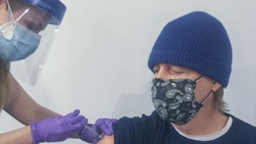 "Relájate y vacúnate" promovió el artista, en sus redes sociales. Foto: Twitter.-