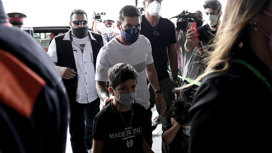 Lionel Messi, junto a su familia, en el aeropuerto de El Prat, con destino París. Foto: Télam