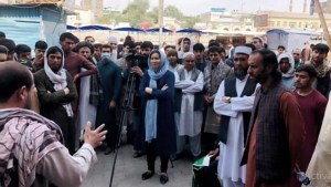 Mujeres de Afganistán reclamaron con pancartas y otras reportaron para la TV