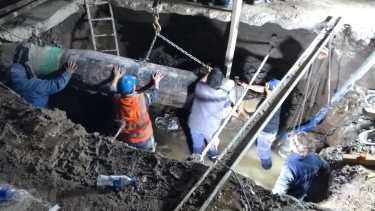 A las  23, comenzaba el empalme de la nueva pieza del acueducto. (Foto: Cristian D ´Amico)