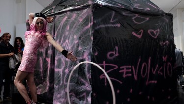 Reina del Circo, junto a la instalación que competirá en el Concurso Nacional en el CCK.