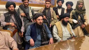 «Los talibanes ganaron», dijo el presidente de Afganistán, que huyó de Kabul