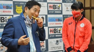 Video: reemplazarán la medalla de oro de una deportista de Japón por una insólita razón