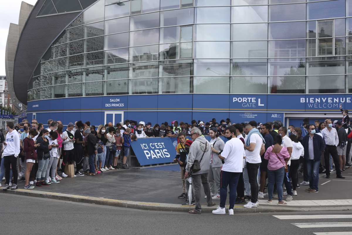 Los aficionados del París Saint Germain esperan la llegada de Lionel Messi, quien podría desembarcar en breve en un aeropuerto privado.  Foto: AP 