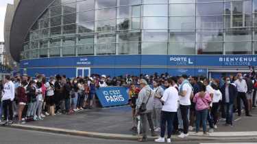 Los aficionados del París Saint Germain esperan la llegada de Lionel Messi, quien podría desembarcar en breve en un aeropuerto privado.  Foto: AP 