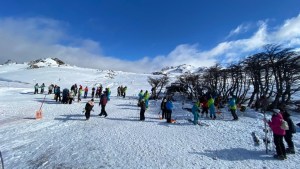 El Bolsón: nevó en el cerro Perito Moreno y hay clases de esquí para principiantes, trineos y caminatas