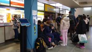 Nieve: hay varados en la terminal de Bariloche y contienen en Neuquén a los que no pudieron avanzar