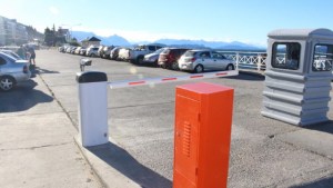 Bariloche quiere recuperar el estacionamiento del puerto, pero el contratista resiste y reclama por obras