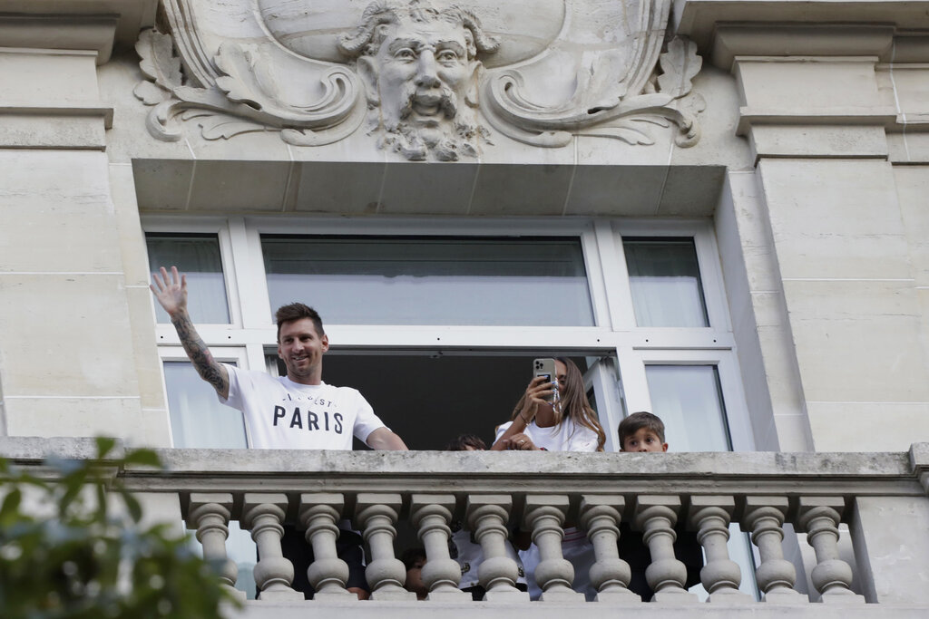 Lionel Messi saludó a los hinchas del PSG desde uno de los balcones del hotel. (Foto: AP)