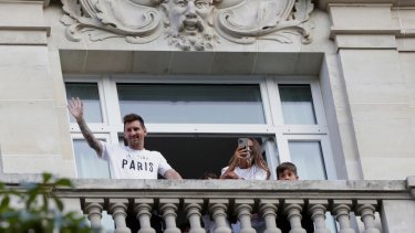 Lionel Messi saludó a los hinchas del PSG desde uno de los balcones del hotel. (Foto: AP)