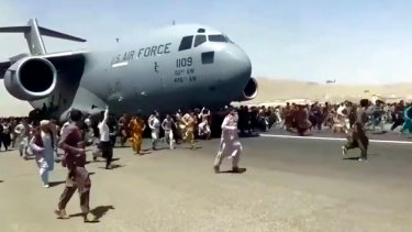 En una de las imágenes y en algunos videos se observa la desesperación de la gente por salir del país. (Foto: AP)