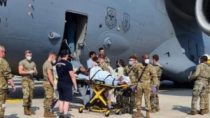 Una mujer evacuada de Afganistán dio a luz en un avión estadounidense