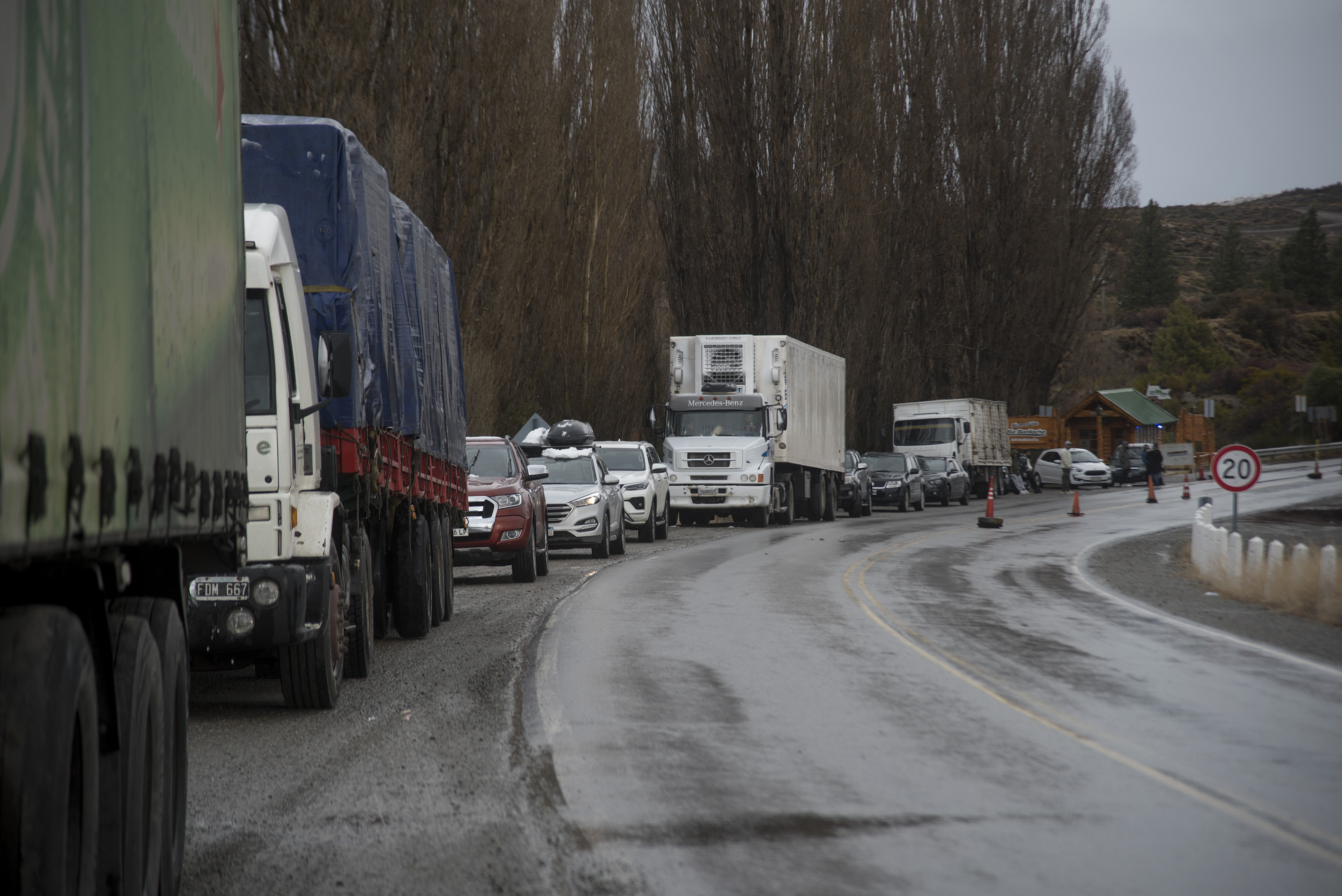 Por el corte de la ruta nacional 237 se había formado una extensa fila de automotores cerca del puente sobre el río Limay, a unos 17 kilómetros de Bariloche. (Foto Marcelo Martínez) 