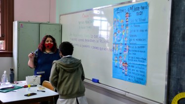 Una docente y un aluno de 4to grado en la Escuela Primaria 16, en el centro de Bariloche. Foto: Chino Leiva