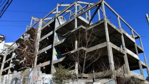 Edificios en estado de abandono, un problema urbanístico y estético en Bariloche
