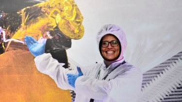 La ministra de las Mujeres, Géneros y Diversidad, Elizabeth Gómez Alcorta, posó con el cartel de Invap en el acceso a la empresa estatal en Bariloche. Foto: Chino Leiva