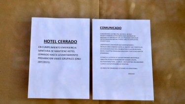 Los hoteles estudiantiles en Bariloche permanecen cerrados desde abril, cuando los viajes de egresados fueron prohibidos por DNU. Foto: Chino Leiva