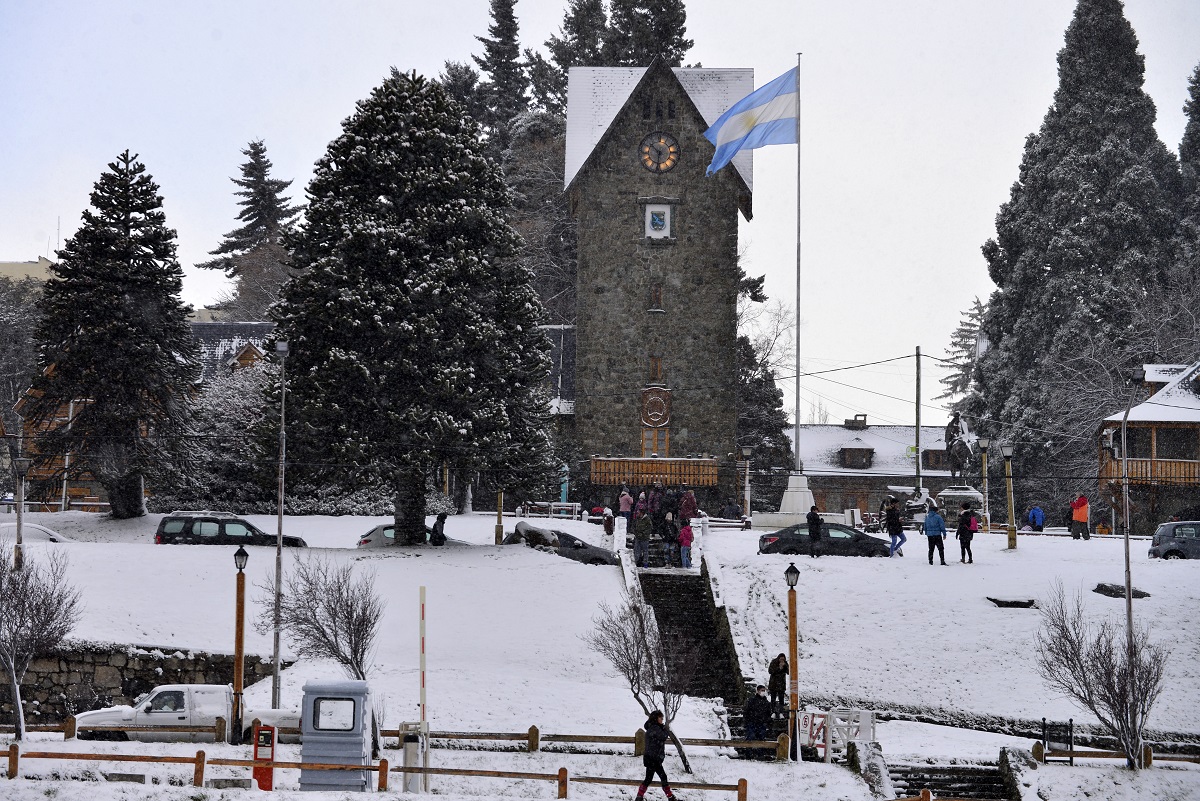 El Centro Cívico de Bariloche se colmó de nieve y los turistas disfrutaron. Foto: Chino Leiva