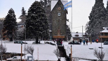 El Centro Cívico de Bariloche se colmó de nieve y los turistas disfrutaron. Foto: Chino Leiva