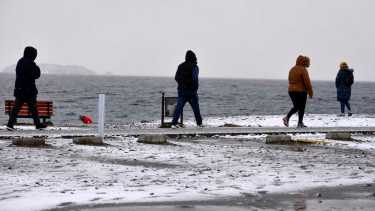 La nieve se acumuló hasta en la orilla del Nahuel Hauapi (Foto: Alfredo Leiva)